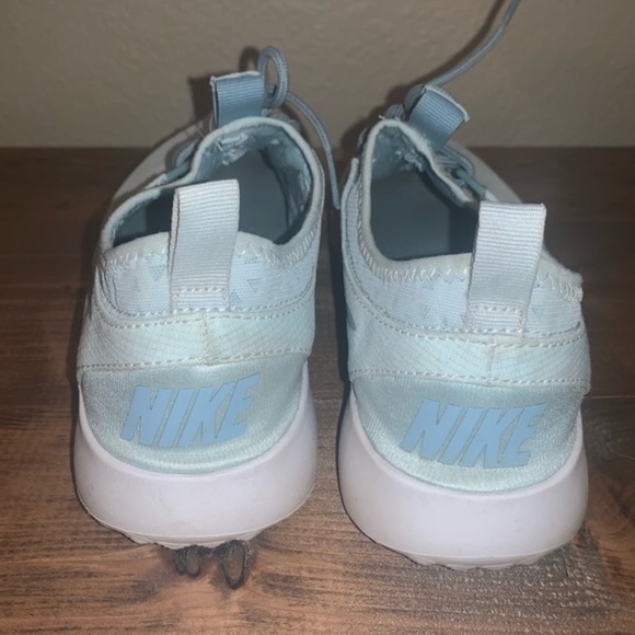 Light blue Nike running shoes - Picture 3 of 4